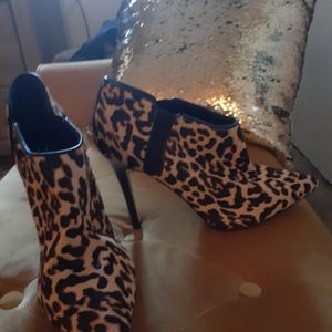 SHARP LEOPARD TAN BLACK BOOTIES